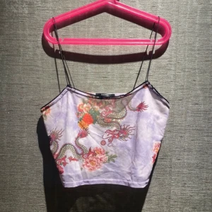 Linne - Ett jättefint lila linne med ett jättecoolt mönster. I storlek XS, men passar S också då det är ganska löst. Den är croppad. Skriv privat för mer info ich bilder.