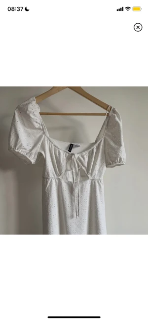 Klänning - Klänning med puffärmar och gulligt mönster! 