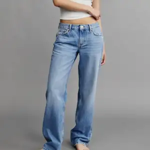 Mina nya favorit jeans till salu🥺Är i fint skick, bara använt ett par ggr. Passar inte mig längre pga viktnedgång.  Min längd: 170cm  Storlek: 40/Medium Stil: Lågmidjade raka jeans