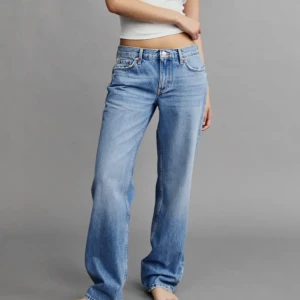 Low waist straight jeans  - Mina nya favorit jeans till salu🥺Är i fint skick, bara använt ett par ggr. Passar inte mig längre pga viktnedgång.  Min längd: 170cm  Storlek: 40/Medium Stil: Lågmidjade raka jeans