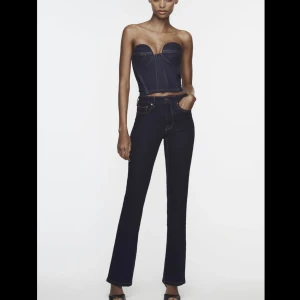 Zara jeans  - Säljer dessa jätte snygga midwaist jeans från Zara. Säljer pågrund av de är för långa på mig. Aldrig använda bara provade 💕