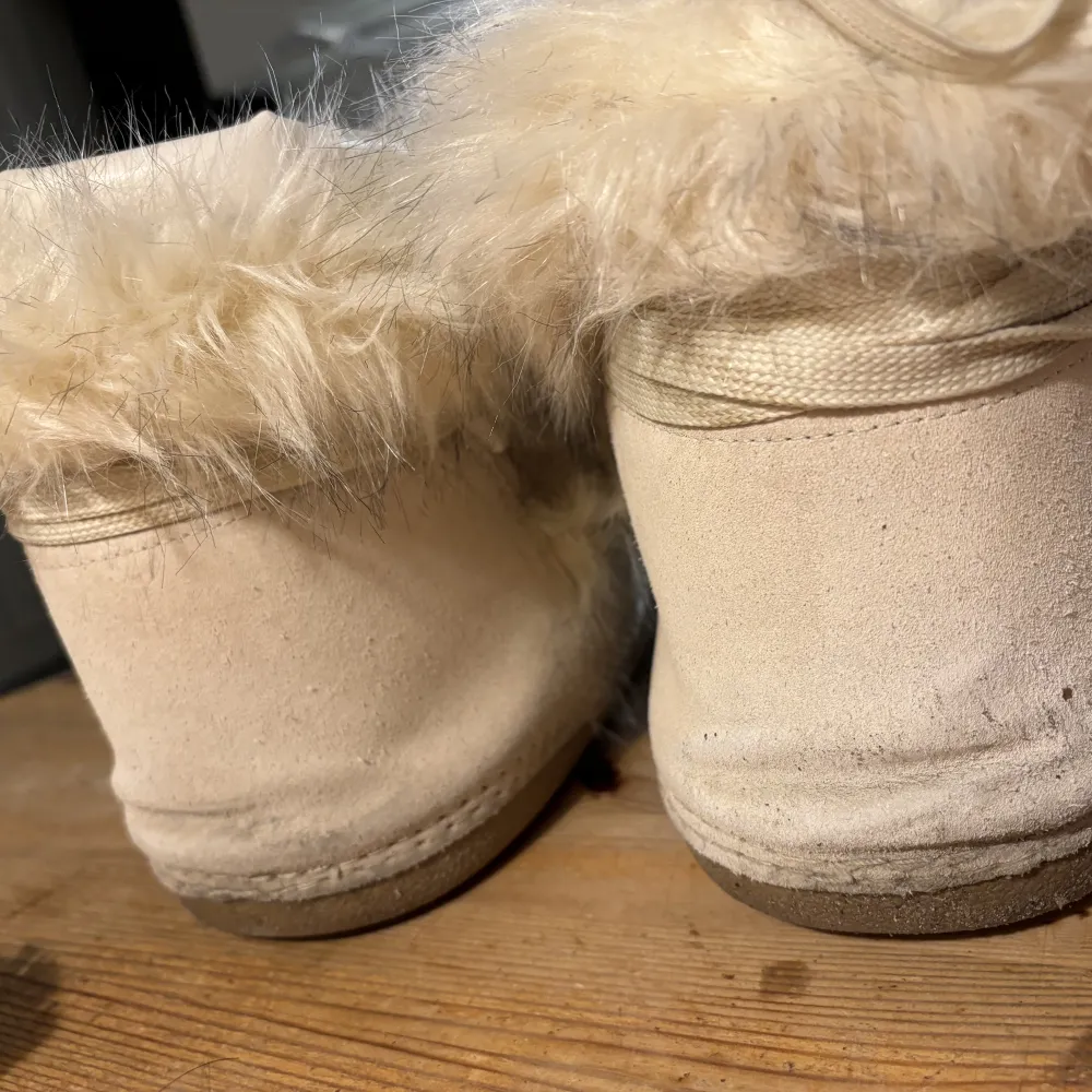 Så snygga fluffiga skor som är som en blandning av moon boots och inuikii. Varma sköna och lite tecken på användning. Går inte att få tag på längre!💗 obs två första inte mina bilder . Skor.