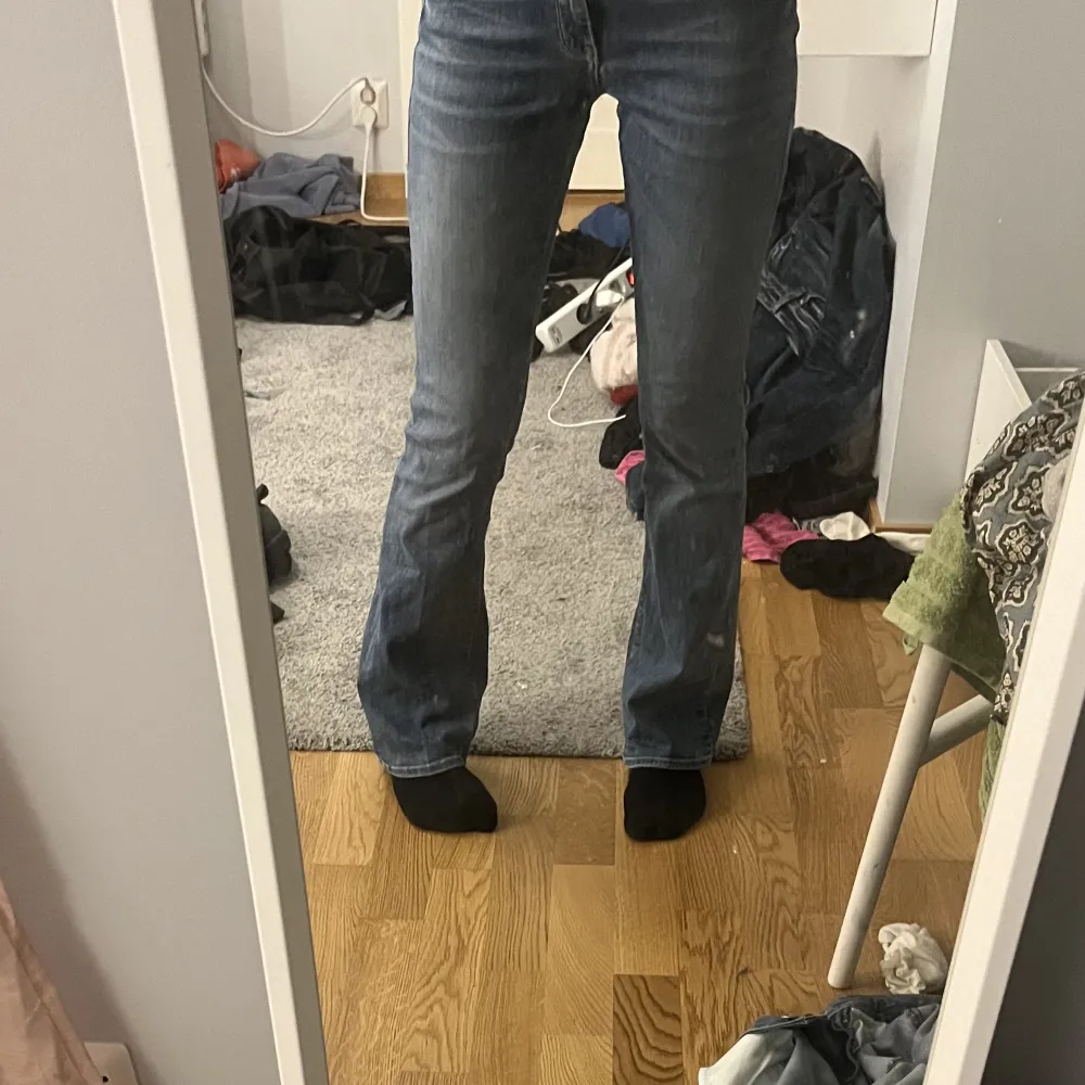 Lowwaist jeans, skriv för mått!  Lägg ett bud💓. Jeans & Byxor.