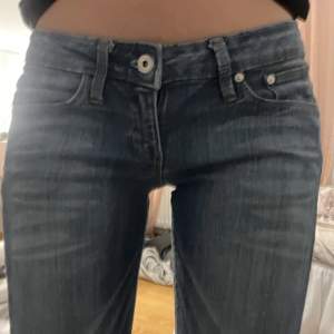 RESERVERADE lågmidjade jeans med detaljer på bakfickorna! Dom är straight, skriv för mått💓