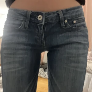 Lowwaist straight - RESERVERADE lågmidjade jeans med detaljer på bakfickorna! Dom är straight, skriv för mått💓