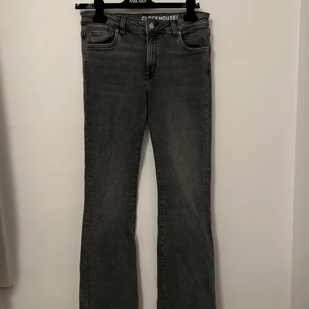 Mid high (även fast det står high) jeans. Gråa från Clockhouse i strl 40. Men skulle säga 38. Jeans & Byxor.
