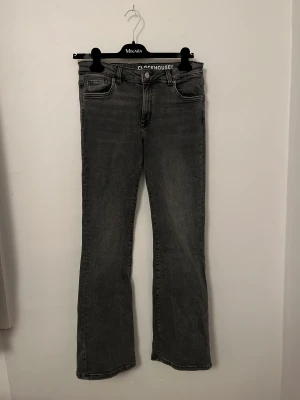 Mid jeans - Mid high (även fast det står high) jeans. Gråa från Clockhouse i strl 40. Men skulle säga 38