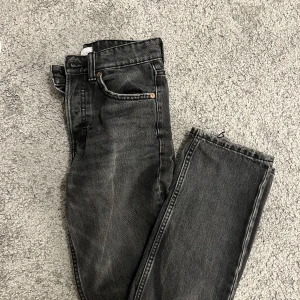 Zara jeans - Straight jeans från zara! För små så tyvärr inga bilder på. Pris kan diskuteras💓