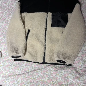 Teddy Jacka - En Teddy jacka i nyskick, använd en gång! Perfekt till hösten!🍁 (nypris 500 kr)