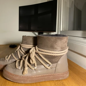 Inuikii - Säljer dessa inuikiis i mycket bra skicka, de ser ut som oanvända. Köpta för 2200, säljer för ett bra pris utifrån att de ser nya ut!💗 skriv om ni har frågor.