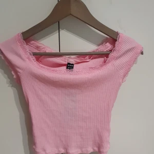 T shirt - En helt oandvänd  t-shirt med lite spets på ärmkanten och vid uringningen den är ifrån shein den har lappen kvar har lckså en likadan i vit så skriv ol ni hellre vill ha de men den är lite genomskinlig men skriv för mer bilder 