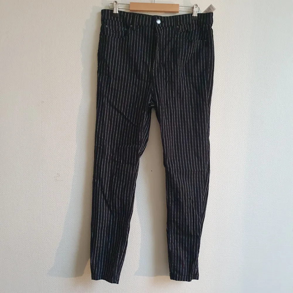 92-95cm i midjan. Lite stretch men inte för mycket. I nytt skick då jag bara använt dessa 1 gg. . Jeans & Byxor.