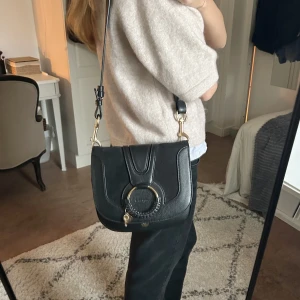 Chloé väska  - Säljer min fina svarta See By Chloe väska med gulddetaljer. Den är väldigt sparsamt använd och därav i bra skick. Köptes för ca 5000 och autentiserings kortet medföljer💗💗