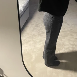 Svarta Levis jeans - Superfina svarta Levis jeans i bra skick! 🤗 Storlek 26, Är 161 cm!