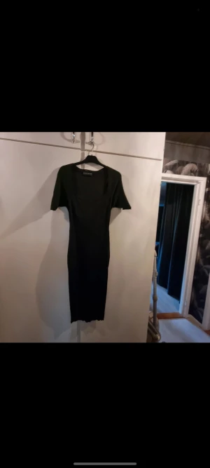 Perfekta lilla svarta! Karen Millen som ny! Stl ca 36-38  - Svart finstickad klänning i toppskick!   400kr