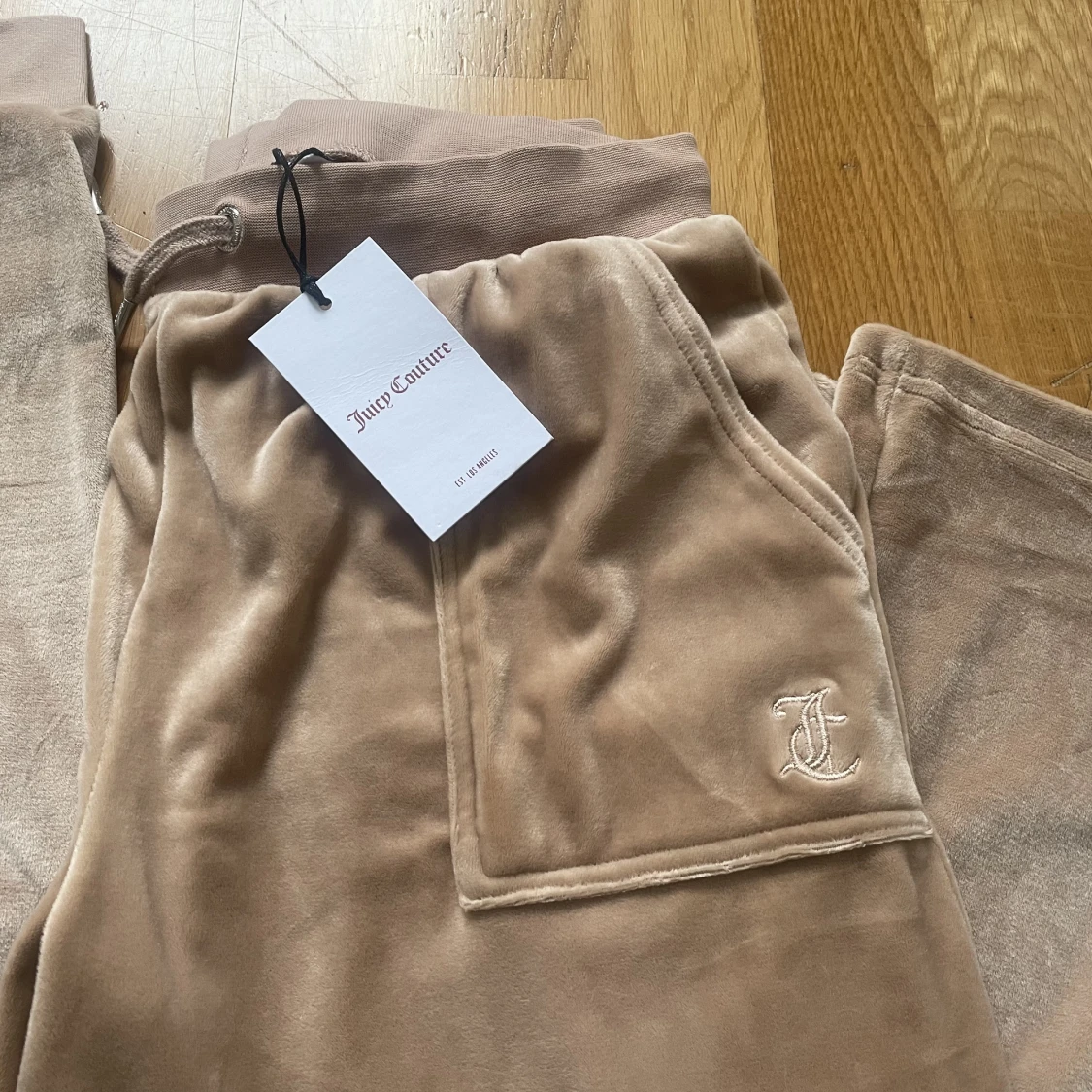 Helt nytt Juicy Couture set stl 170/176 (färg warm taupe) från kidsbrandstore  - 91