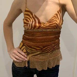 Vintage topp italiensk - Säljer min fina vintage topp som jag köpte i Italien😍🇮🇹❤️ Den har paljetter och zebra mönster, passar perfekt som en cool och unik topp för fest/utgång☺️✨