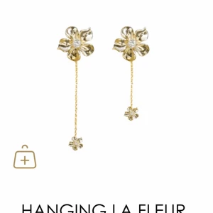 Blom örhängen  - Säljer mina fina ioaku örhängen dom är helt nya och tycker inte att dom passar mig så drf säljer jag❤️