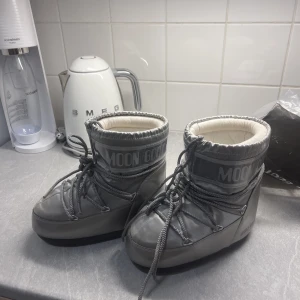 Moon boots  - Säljer mina silvriga moon boots i storlek 37, använda fåtal gånger så i super fint skick. Är inga fula märken på dom så ser som nya ut💗