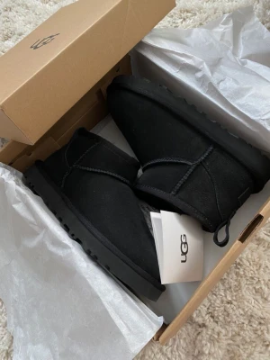 svarta uggs - Säljer mina svarta uggs i 42 då jag har nya! De har knappt några defekter utan bara pyttelite creasade❤️‍🔥 Pris kan diskuteras!