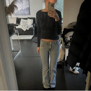Low waist Jeans!🤍 - Säljer dessa as snygga och trendiga jeansen från Levi’S. De är bootcut och perfekta till alla outfits. Skriv för funderingar!😇