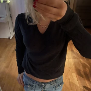 Grå långärmad  - Grå långärmad. Vällanvänd , inga deklarationer.  V ringad. Skriv för mer bilder. Köparen står för frakt💋😁