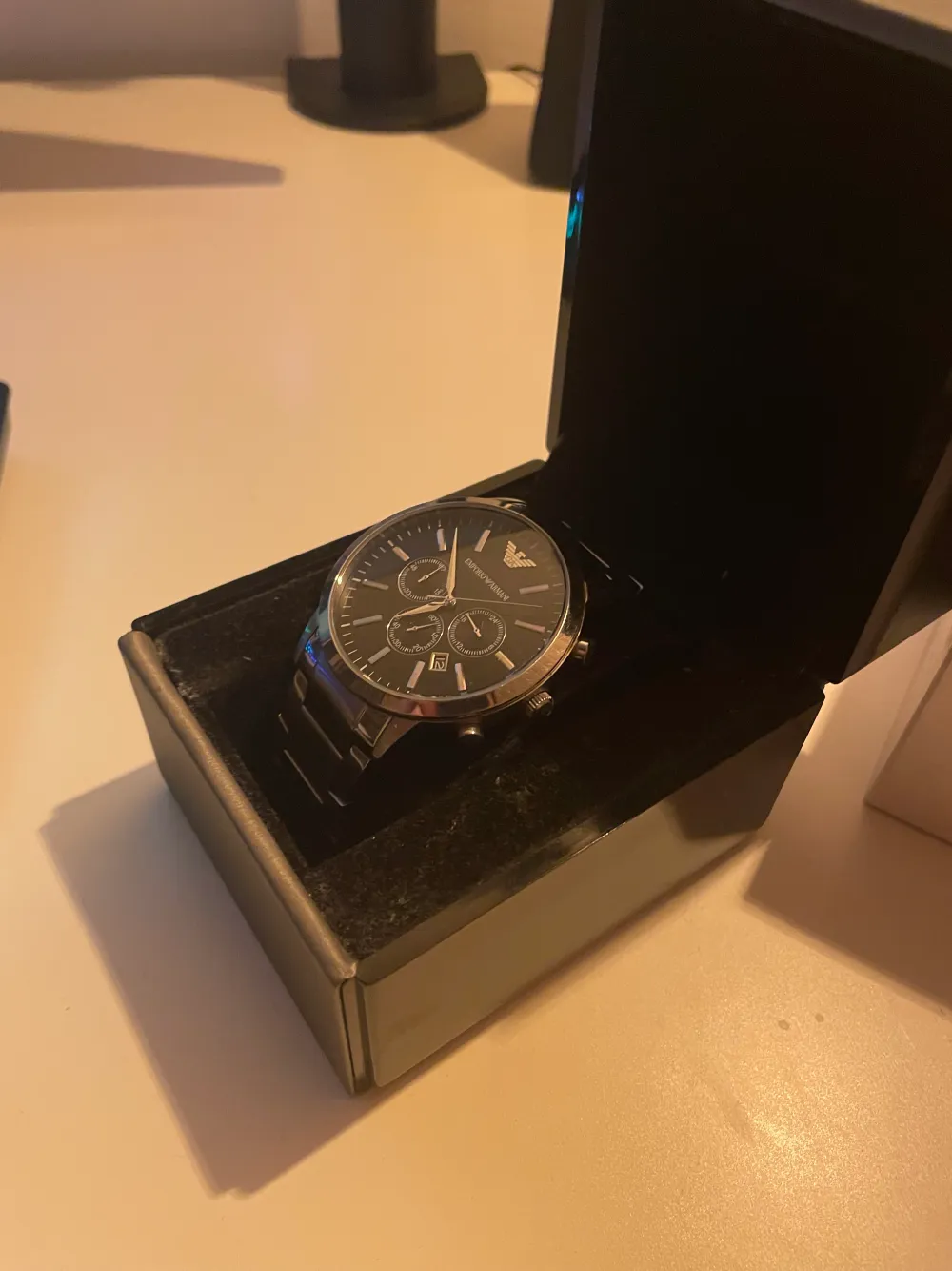 Snygg Armani klocka köpt för 3700kr på uret. Säljer då jag har annan klocka jag använder mer. Klockan är vädligt stilren och fler länkar skickas med . Accessoarer.