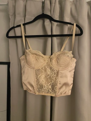 Korsett Utban outfitters - Helt ny korsett från urban outfitters. Den är i en jätte fin ljusrosa färg🤍 Skriv vid frågor!
