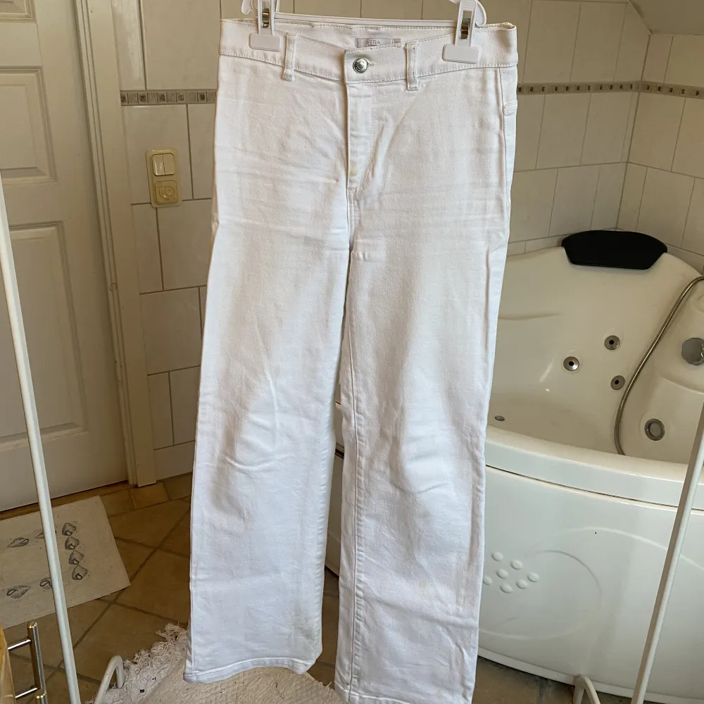 Vita mid waisted wide jeans (tighta på låren, svänger ut under knät) från Wera Sthlm. Storlek 36! Jeansen har några fläckar (se bild 3) men om så önskas kan jag försöka få bort det. Möter upp i Stockholm, annars står köpare för frakt.. Jeans & Byxor.
