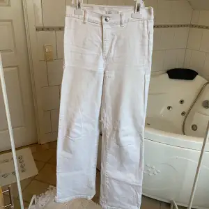 Vita mid waisted wide jeans (tighta på låren, svänger ut under knät) från Wera Sthlm. Storlek 36! Jeansen har några fläckar (se bild 3) men om så önskas kan jag försöka få bort det. Möter upp i Stockholm, annars står köpare för frakt.