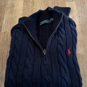 Kabelstickad  - Herrtröja storlek S i fint skick. 