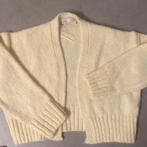 Stickad zara kofta 🌟😍 - Säljer denna ursköna kofta ifrån zara❤️aldrig använd, Inga defekter!  nyskick!🤩