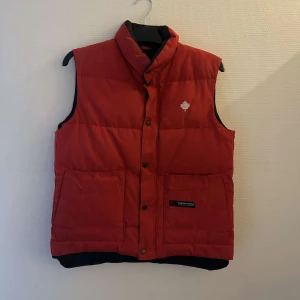Canada goose väst - Säljer en riktigt snygg canada goose väst, det är den gamla modellen så den går ej att köpa längre nypris ligger mellan 5-6 tusen, och jag säljer den endast för 1500, den är näst intill oanvänd.  Tveka inte på att höra av dig🙌🏻