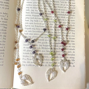 Halsband - Säljer dessa superfina halsband som jag gör själv.  Finns i 4 olika färger. Skriv om du har några frågor💕