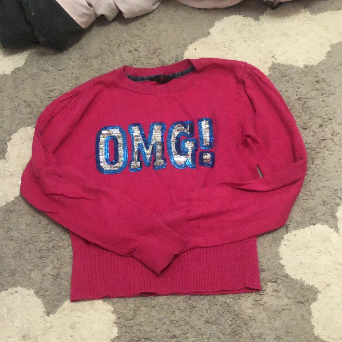 Rosa tröja med ”OMG” text