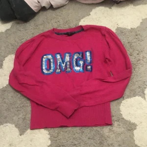 Rosa tröja med ”OMG” text - Säljer denna pga blivit för liten! Den är använd, och är 152cm. Några frågor då kan ni kontakta mig 🤍