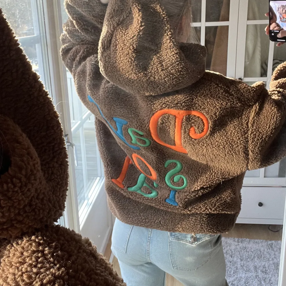 Brun teddy-hoodie med broderat tryck baktill..från Asos Daysocial! Som ny 💌. Hoodies.