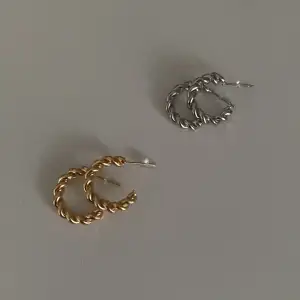 Jätte fina örhängen tillgängliga i både silver och guld, inga skador eller liknande 🫶 Ett par för 15kr eller både för 29kr 💕(#1)