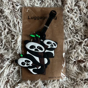 Panda - Detta är en tag man sätter på sitt bagage där det står ditt namn, adress, mm.