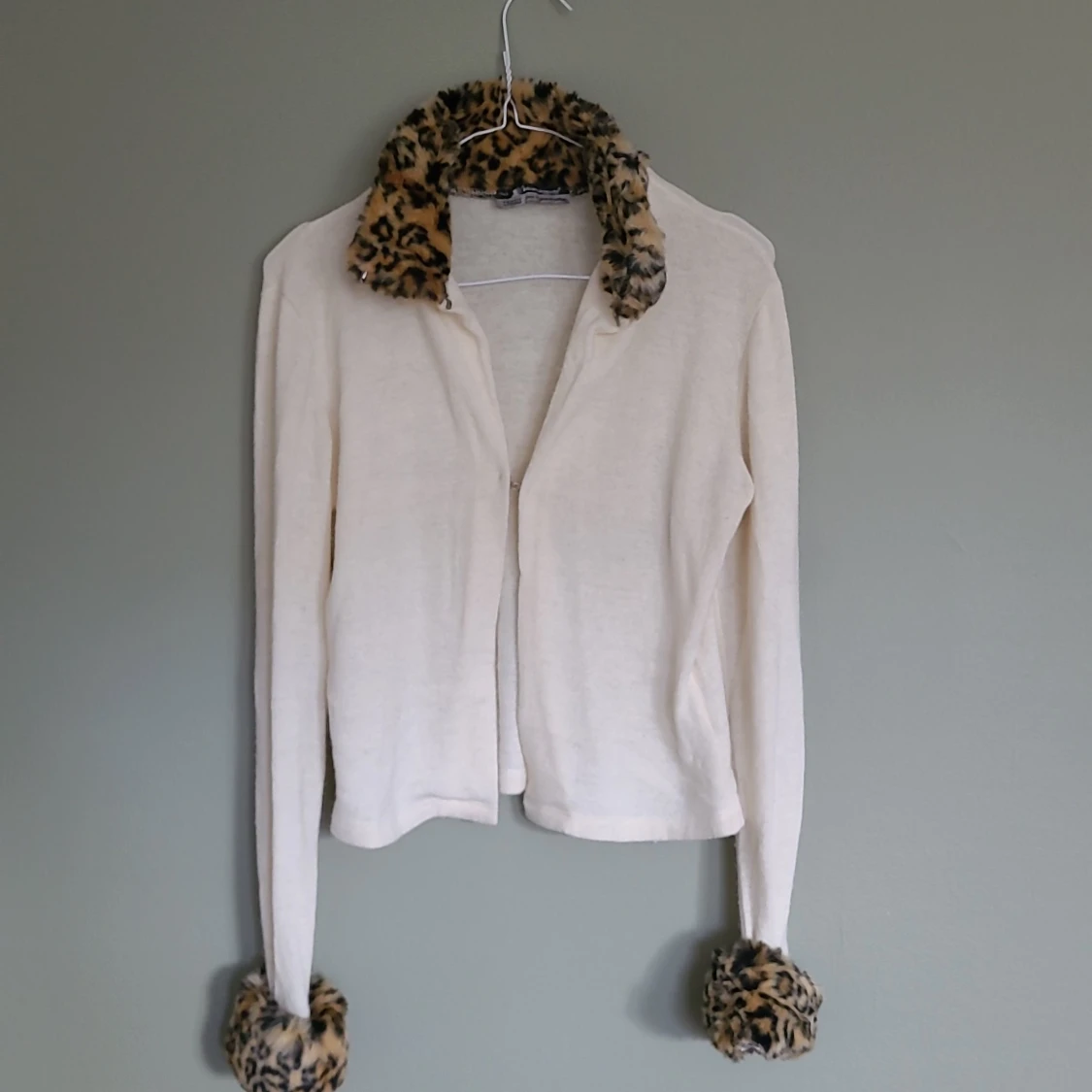 Kofta i ull med leopardkrage och muddar