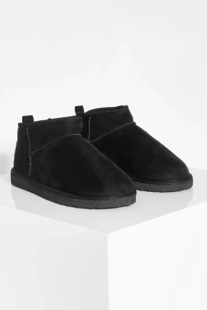 Boots - Helt nya skor med prislappen på skorna använde inte eftersom dem passar inte mig . Jag har 2 en som är storlek 38 och den andra 36. Ordinarie pris är 479