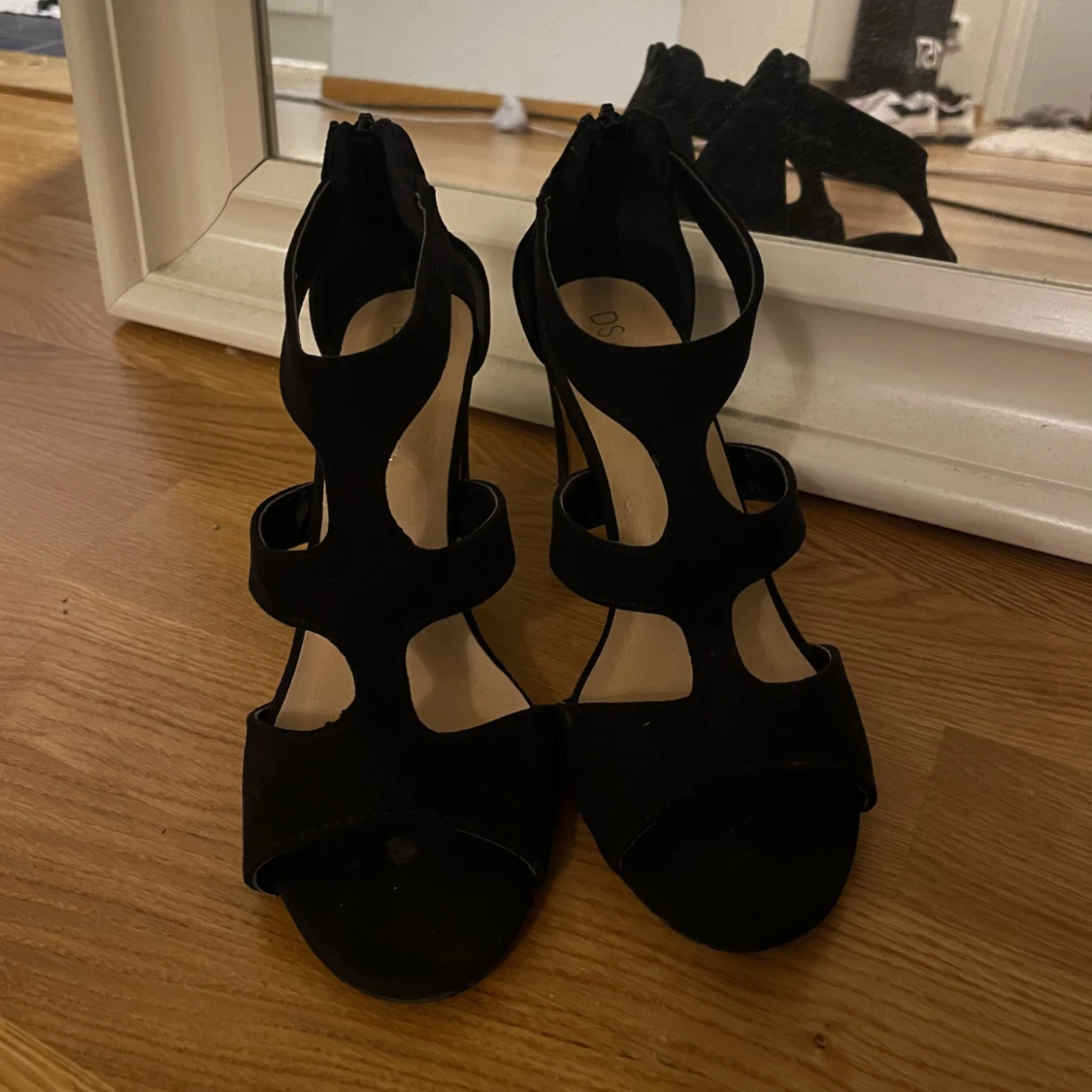 Snygga svarta klackskor 