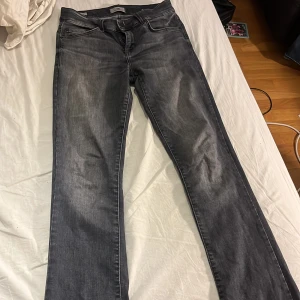 Ltb jeans - Ltb jeans. Använd några gånger men är inte slitna alls. Strl 27 och långa i benen. Möts helst upp