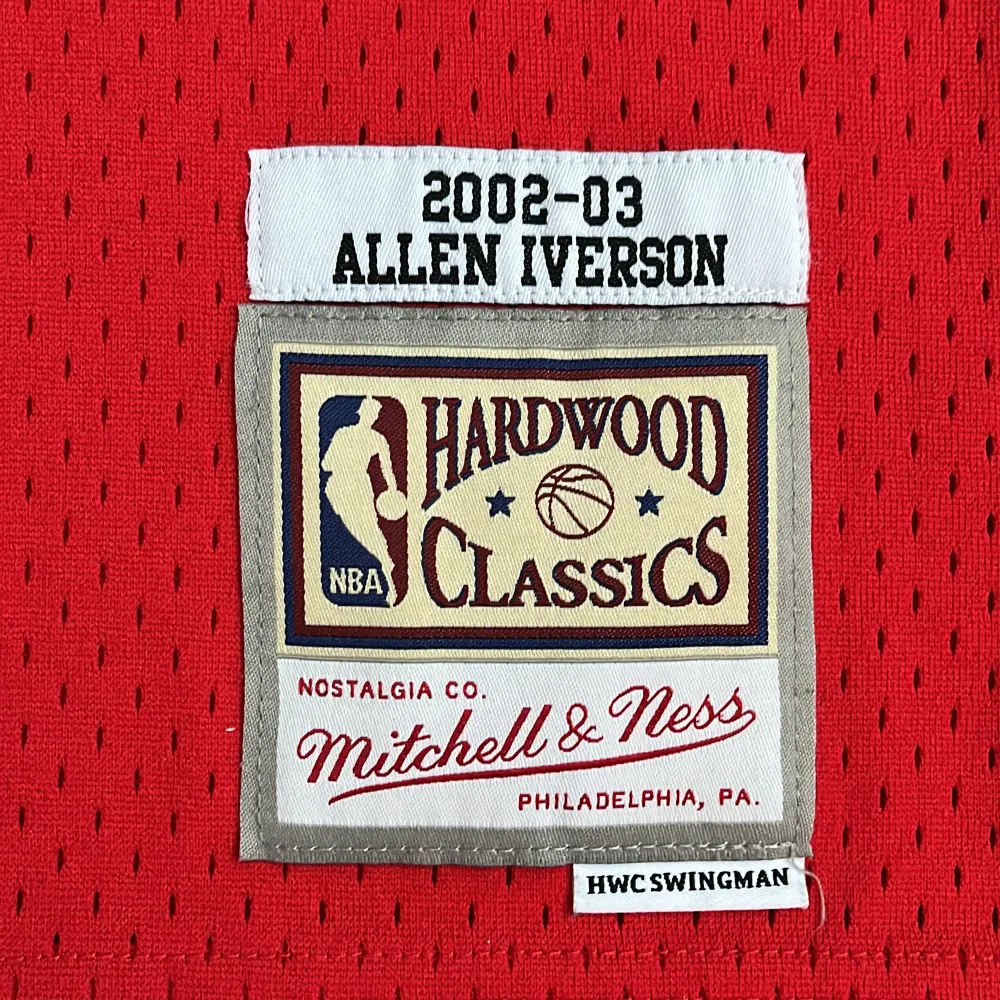 Hardwood Classics 2002-03 AI 76ers jersey (nypris 1200kr) (Pris kan diskuteras). T-shirts.