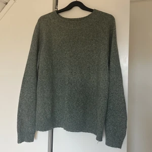 Grön stickad tröja  - Mörkgrön stickad tröja från vero Moda 