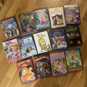 Blandade CD skivor, Barbie, Bratz, The Simpsons - Har ingen CD spelare så kan ej se om dom fortfarande funkar men jag är väldigt säker på att de fortfarnade går att titta på. 50kr styck eller köp fler och få en rabatt. Blandade filmer som är väldigt gamla (t.ex Bratz filmen från 2007) MERMAIDIA SÅLD