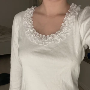 Tröja - Tröja med söta volangdetaljer