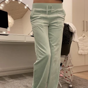 Juice couture  - Säljer mina juice couture byxor eftersom att dem inte kommer till användning. Perfekt nu när det börjar bli lite kallt 🥶, har aldrig tvättat eller använt (bara provade) Skriv om fler bilder mm 💌 Priset är diskuterbart 🙌🏼