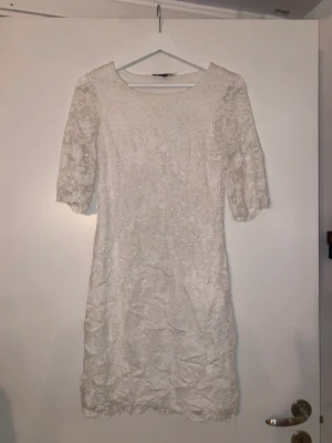 Vit spets klänning - Storlek S/M. Det står 34 men skulle säga att det inte riktigt stämmer. Säljs då den tyvärr inte kommer till användning. För fler bilder/info skriv i DM😇💓