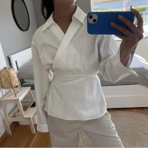 Säljer denna superfina vita skjortan med knytning från märket InWear i nyskick! Skjortan är i storlek 40 men skulle säga att den även passar någon runt 36-38! 